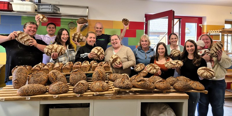 freudiges Abschluss Gruppenbild am Ende des erfolgreichen Brotbacktages